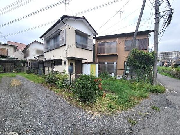 落ち着いた住宅街に位置しており周囲は静かな雰囲気です。前面道路は広さがあり車両の出入りもスムーズに行えます。建物の外観はシンプルでガーデニングスペースとしても活用できる敷地が魅力です。
