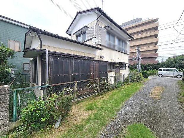 外観は落ち着いた色合いで周囲は緑に囲まれています。前面道路は広めで駐車スペースも確保されています。敷地内にはフェンスが設置されており防犯面にも配慮されています。