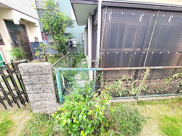 敷地に沿うようなフェンスで区切られておりプライバシーが確保されています。緑が多く植物の成長を楽しめる空間になっています。隣家との距離も確保されており解放感を感じやすい外構です。