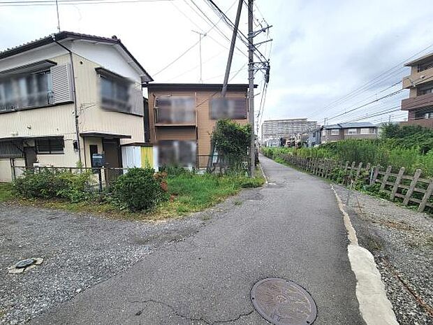 前面道路はゆったりとした幅があり車両の通行や歩行も安心して利用できます。周囲には緑も見え落ち着いた雰囲気が広がっています。現地の様子がよくわかる写真で周辺環境もご確認いただけます。