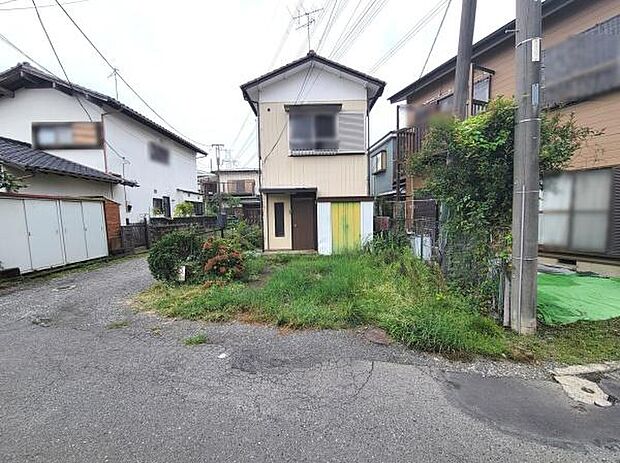 前面道路と現地の様子がよくわかる写真です。周囲は落ち着いた住宅街となっています。敷地には緑もあり開放感があります。道路からのアクセスもしやすい立地です。建物の外観も確認できます。