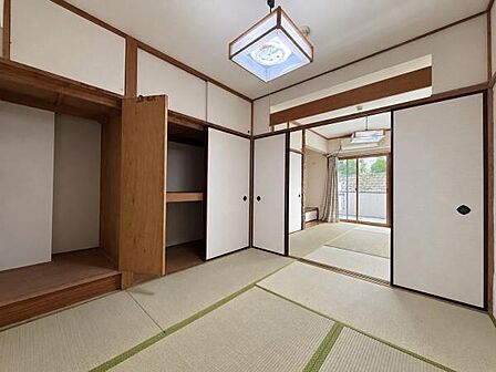 畳が敷かれた落ち着いた雰囲気の和室です。広々とした収納も備わっており使い勝手が良い空間となっています。大きな窓からは自然光が差し込み全体的に明るさが感じられます。襖や障子が和の趣を演出しています。