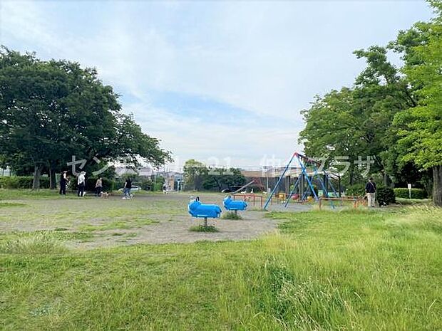 十二天公園まで219m、滑り台や鉄棒・グランドもあり人気の公園です。JR東海道線の直ぐ側にあり、電車好きの子ども達に嬉しい公園です
