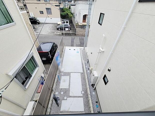 現地からの眺望は周囲の住宅街の様子をしっかりと確認できます。住宅間のスペースも確保されており落ち着いた環境が感じられます。