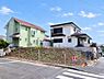 外観：角地に位置する現地土地写真です。周囲には住宅が建ち並び日当たりの良さが感じられます。