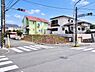 その他：前面道路が広く角地に位置した現地写真です。周辺には住宅が立ち並び明るい印象の街並みが広がっています。