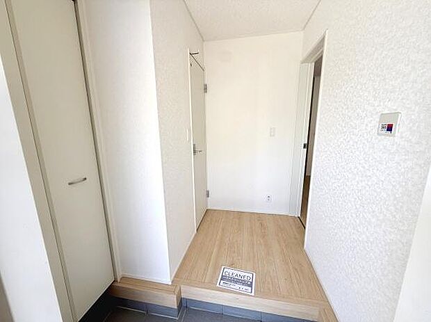 玄関は明るくすっきりとしたデザインです。段差が少なく使いやすいつくりです。収納スペースも備わっています。壁や床の色合いがやさしい印象を与えています。靴の脱ぎ履きがしやすい広さです。