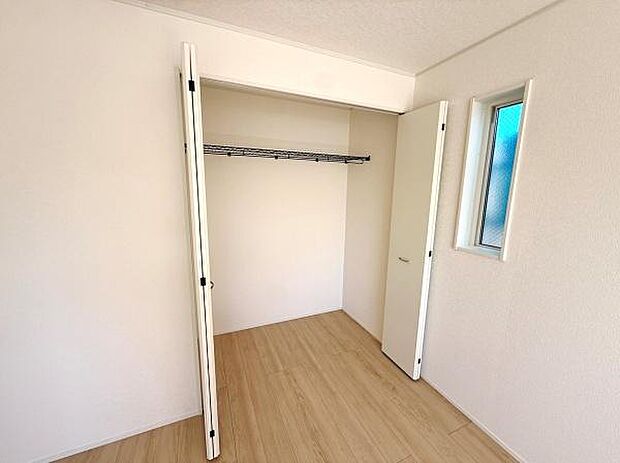 シンプルなデザインの収納スペースです。扉を全開にできるため荷物の出し入れもスムーズに行えます。クローゼット内にはハンガーパイプが設置されており衣類の整理にも便利です。