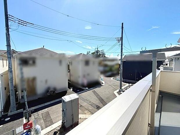 現地からの眺望をお楽しみいただけます。バルコニーから広がる空間が開放感を演出しています。空が広く見えるロケーションが特徴的です。住宅街の落ち着いた雰囲気を感じられる眺望です。