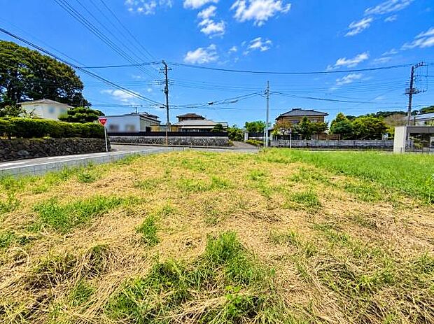 現地土地写真にて広々とした敷地が印象的です。交通量の少ない通りに面しており静かな周辺環境が感じられます。空が広く見え陽当たりも良好です。整形地で活用範囲が広い一枚です。