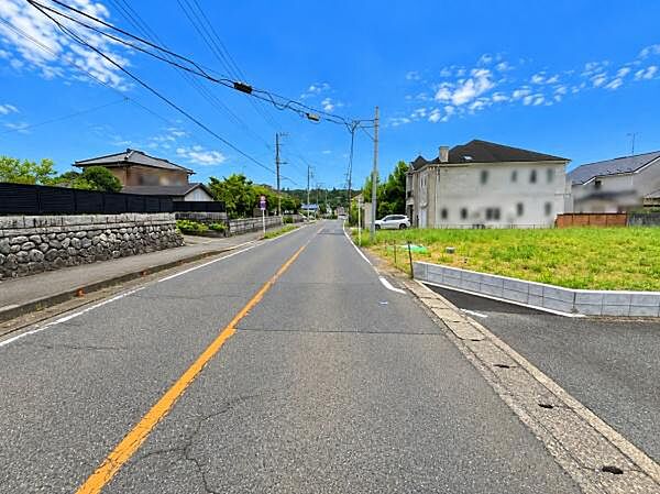 前面道路は広々としており車の出入りもスムーズに行えます。周囲は開放感があり空や緑を感じられる環境です。道路沿いには歩道も整備され安心してご利用いただけます。現地写真で周辺の様子をご確認ください。