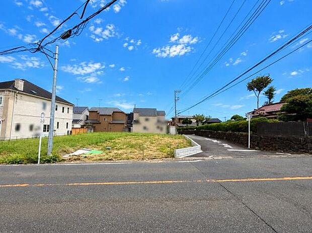 前面道路が広く車の出し入れがしやすい環境です。周辺には落ち着いた住宅が並びすっきりとした印象を受けます。空が広く見え日当たりにも期待できる現地写真です。道路の整備も行き届いています。