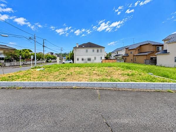 前面道路が整備されており周辺には住宅が立ち並ぶエリアに位置しています。敷地は平坦でさまざまなプランに対応しやすい形状です。
