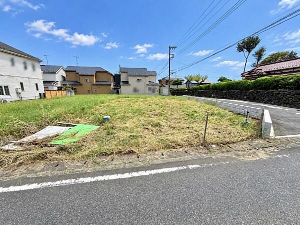 陽当たりの良い現地写真です。周辺に住宅が広がる落ち着いた雰囲気が魅力です。前面道路はゆったりとした幅員で車の出入りもスムーズです。角地のため開放感が感じられます。建築のプランがしやすい形状です。