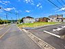その他：前面道路が広く車の出入りがしやすい敷地です。周囲に住宅が立ち並び見通しのよいエリアとなっています。現地はゆとりある区画で開放感があります。電柱や配線も道路沿いに整っています。