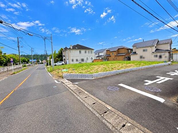 前面道路が広く車の出入りがしやすい敷地です。周囲に住宅が立ち並び見通しのよいエリアとなっています。現地はゆとりある区画で開放感があります。電柱や配線も道路沿いに整っています。