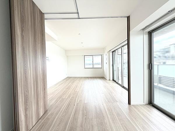 大きな窓から光が差し込む明るい印象の洋室です。シンプルで開放感があり床や建具の色合いも統一されています。広々としたスペースで使いやすさが感じられます。室内は清潔感があります。