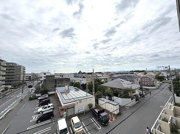 開放感のある現地からの眺望が魅力です。遠くまで広がる景色を楽しめる立地です。周囲には建物が点在し空を広く感じられます。都市部の利便性とゆとりある空間が調和しています。