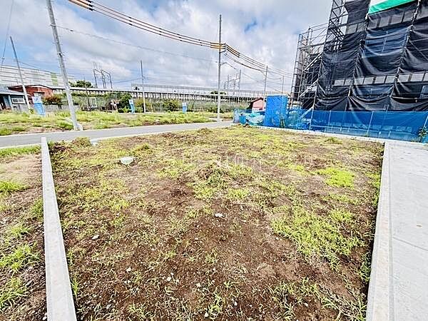 陽当たりの良い現地土地写真です。周囲には整備された歩道や道路が配置されています。開放感のある土地でご希望の建築プランにも対応しやすいです。