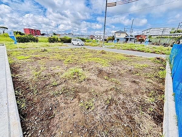 開放感があり日当たりも確保しやすい立地です。整形された区画で活用しやすい印象があります。