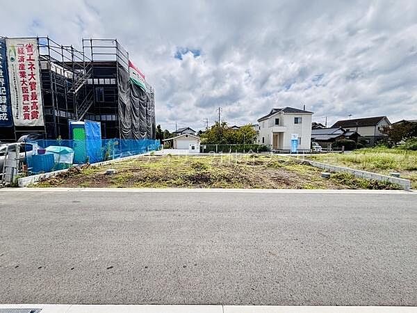 前面道路に面した現地土地写真です。整形された区画で活用しやすい印象があります。