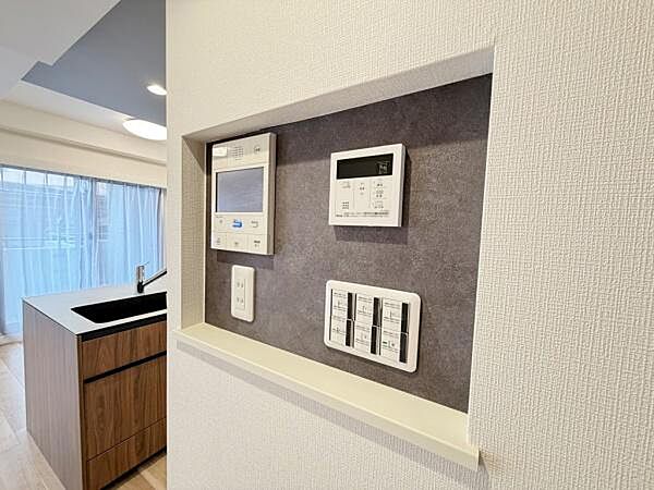 壁面に設置された各種スイッチやコントローラー。生活動線に配慮された配置で日常をサポートします。