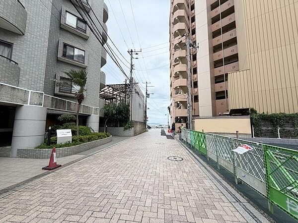 歩道が広く整備されていて安心して歩くことができます。建物の間から海を望むことができる開放的な通りです。すっきりとした印象の外観と清潔感のある舗装が特徴です。