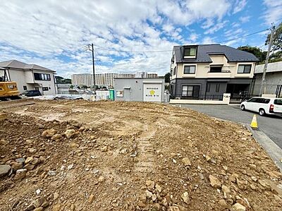 外観:道路に面した開放感のある外観です。周囲には落ち着いた住宅が並び整った街並みが広がっています。視界が広がる立地で今後の建築にも適した環境です。周辺道路も整備されているためアクセスがしやすい点も魅力です。 外観:道路に面した開放感のある外観です。周囲には落ち着いた住宅が並び整った街並みが広がっています。視界が広がる立地で今後の建築にも適した環境です。周辺道路も整備されているためアクセスがしやすい点も魅力です。