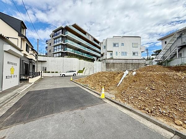 前面道路がしっかり舗装されており周辺には新しい建物が立ち並ぶエリアです。現地の様子が分かりやすく敷地の広さや道路幅も確認できます。現地写真から開放感のある雰囲気が伝わります。