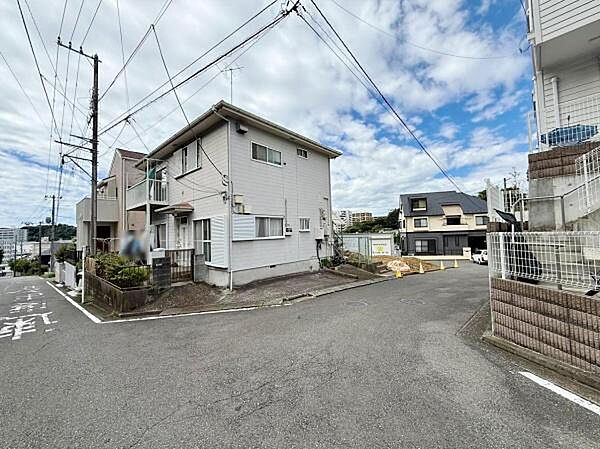 角地に位置しており開放感が感じられる立地です。周辺道路も整備された住宅街の一角です。前面道路は広さがあり車の出し入れもスムーズです。近隣には住宅が建ち並び落ち着いた雰囲気が広がっています。