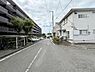 その他：落ち着いた住宅街の中に位置し周辺は静かな雰囲気が広がっています。道幅が広く車や自転車の移動がしやすい環境です。マンションや戸建てが建ち並び生活利便性を感じられます。