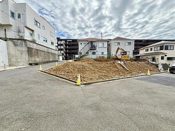 前面道路が広々としているため車の出入りがしやすい場所です。周囲は住宅に囲まれており落ち着いた雰囲気が感じられます。角地のため開放感があります。造成工事中の現地写真で現状がわかりやすくなっています。