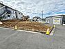 その他：現地写真は広々とした土地の様子がわかりやすく前面道路の状態も確認できます。周囲には住宅や建築物が整然と立ち並んでおり落ち着いた雰囲気です。車両の進入のしやすさも感じられます。