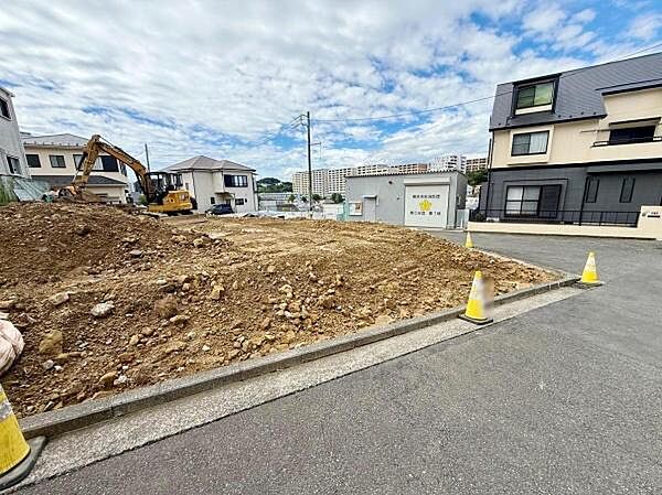 前面道路がしっかりと舗装されており周辺の住宅も整然と並んでいます。現地は開放感が感じられる印象です。大型車両の進入も可能な広さがあります。近隣には新しい建物も多く街並みが整理されています。