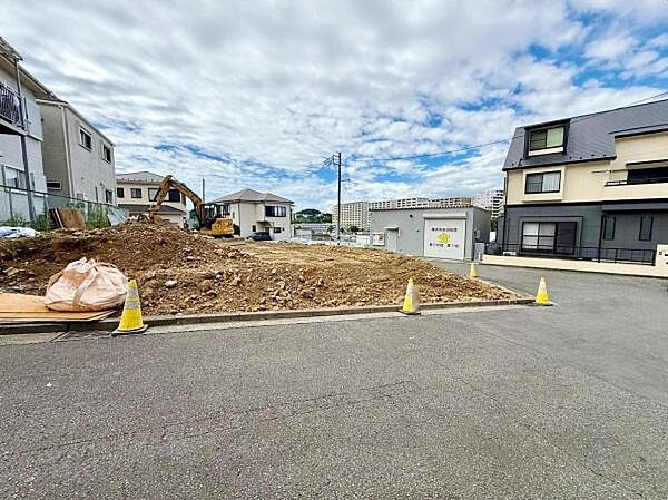 前面道路がしっかり整備されており住宅地としての環境が整っています。周辺には新しい住宅も立ち並んでいます。開放感のある現地で車の出入りもスムーズに行えます。建築計画のイメージが広がりやすい敷地です。