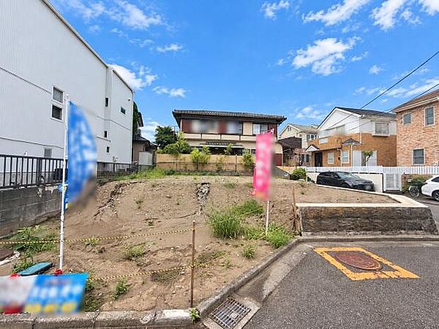 周囲には新しい建物が立ち並び整った環境が広がっています。敷地は整地されており様々な用途に対応しやすい形状です。