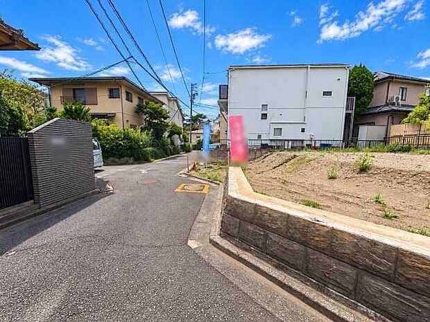周囲は住宅が立ち並ぶ落ち着いた雰囲気です。建築プランもご検討いただきやすい現地となっています。