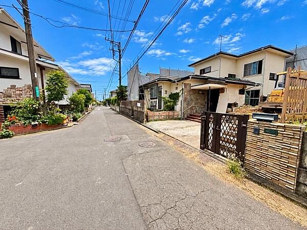 前面道路は車の通行もしやすい広さがあり落ち着いた住宅街の雰囲気が感じられます。