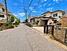 その他：前面道路は車の通行もしやすい広さがあり落ち着いた住宅街の雰囲気が感じられます。