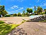 その他：近くの公園には遊具や砂場が見え緑豊かな木々が点在しています。
