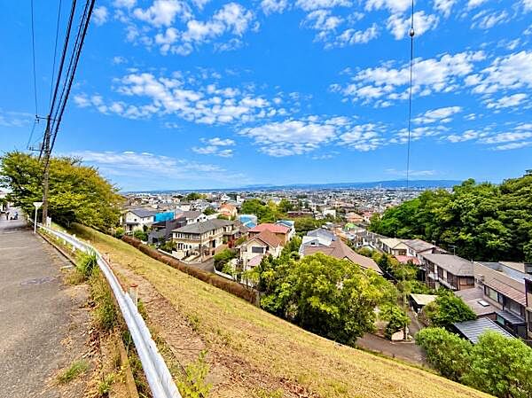 前面道路から広がる開放感のある眺望が特徴です。晴れた日には空と街並みが一望できます。丘の上からの景色を楽しめる立地です。