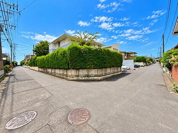 周辺は閑静な住宅街で落ち着いた環境が広がっています。前面道路は車通りも少なく見通しの良い角地です。日
