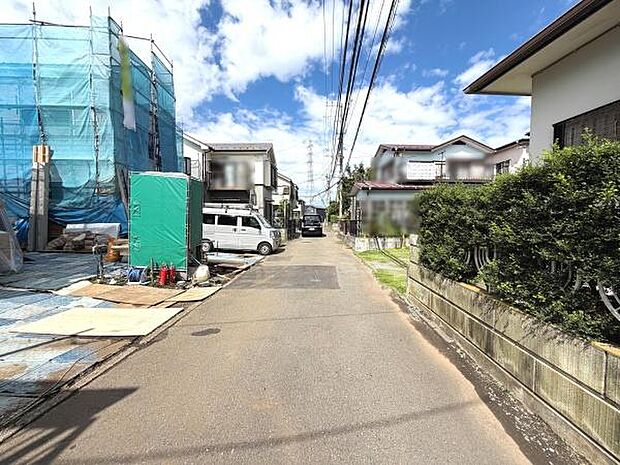 現地前面道路は幅員もあり車の出入りがしやすい落ち着いた住宅街の一角です。周囲は新築物件の建設も進んでおり街並みにも清潔感があります。道路沿いは緑も多く整然とした雰囲気です。