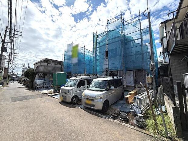 現地の前面道路は見通しが良く車両の出入りもスムーズに行えます。周辺は住宅が立ち並ぶエリアですので落ち着いた環境が感じられます。建築中の様子も確認できるため現場の進捗をしっかりご覧いただけます。