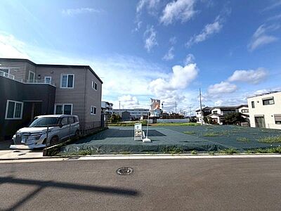 外観:住宅地内の一角に位置し前面道路も広々としています。近隣には住宅や建物が整然と並び落ち着いた雰囲気が感じられます。 外観:住宅地内の一角に位置し前面道路も広々としています。近隣には住宅や建物が整然と並び落ち着いた雰囲気が感じられます。