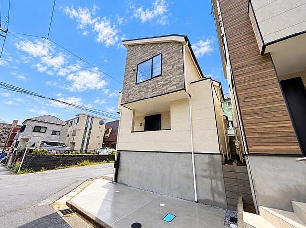 爽やかな青空の下スタイリッシュな外観が印象的な建物です。前面道路に面して明るさが感じられゆとりあるスペースも魅力です。周辺には整然とした住宅が立ち並び清潔感が漂います。