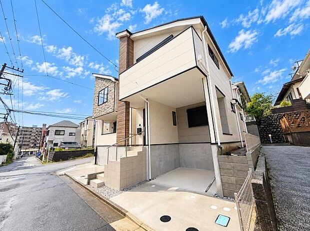 明るく開放感のある外観が印象的です。前面道路は広々としており車の出し入れも便利です。綺麗に整備された現地写真から住宅周辺の様子がしっかりと確認いただけます。駐車スペースもしっかり確保されています。