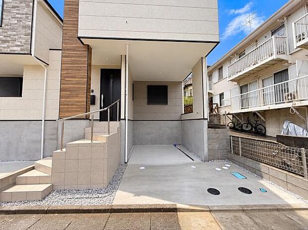 シンプルな外観が印象的な住宅です。玄関までのアプローチは段差も緩やかで手すり付きとなっております。カーポートスペースも確保されているため利便性が高いです。落ち着いた色合いの壁面デザインが特徴です。