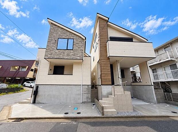 モダンなデザインが目を引く外観です。明るいカラーとアクセントの調和が印象的です。窓の配置が外観を引き締めています。段差のあるアプローチが建物に立体感を与えています。全体的に爽やかな印象の外観です。