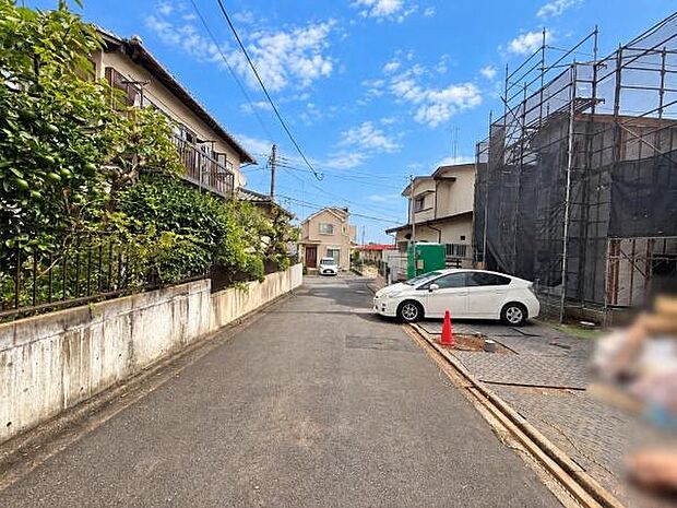 前面道路は舗装されておりアクセスしやすい環境です。